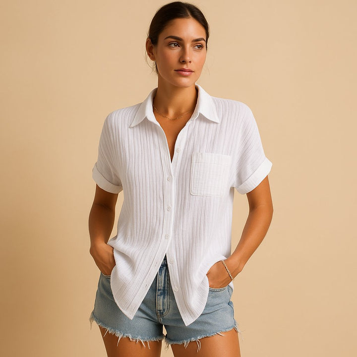 Casual women's short sleeve shirt, relaxed fit, featuring a classic collar and chest pocket, ideal for summer style.