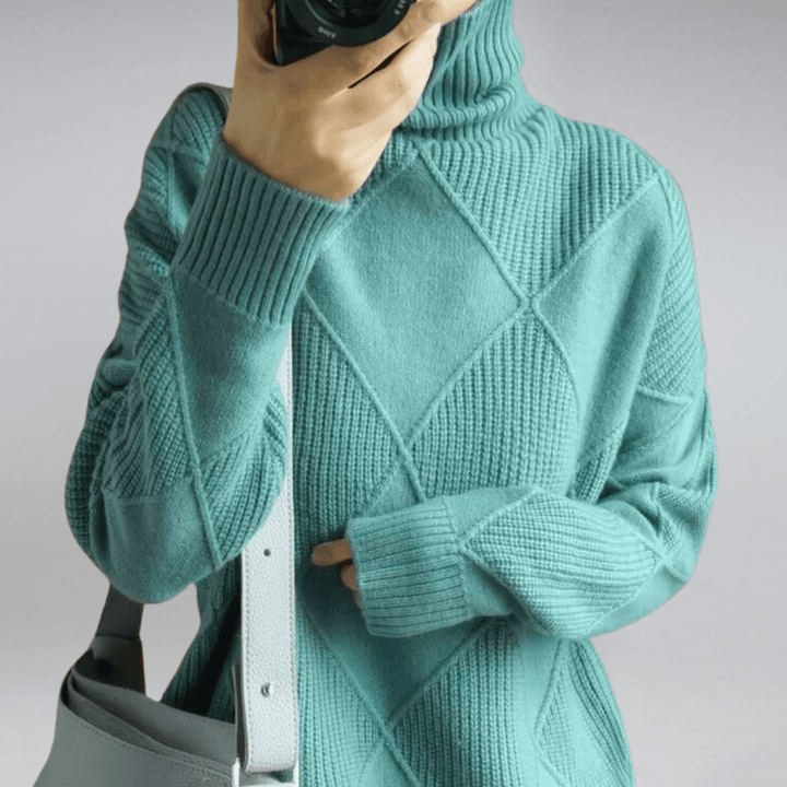 Versatile women's turtleneck, relaxed fit long sleeve sweater, ideal for elegant winter outfits.