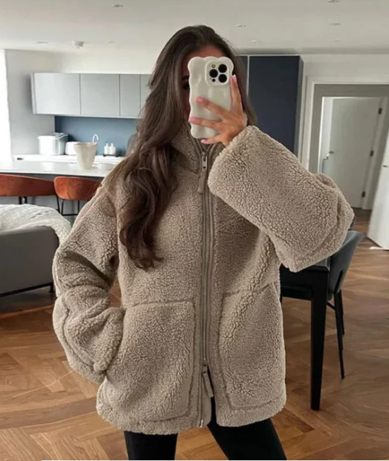 Zip-up women's jacket with a relaxed fit, cozy for winter. High neck, available in beige, white, bronze.