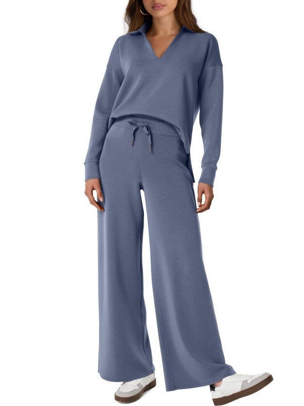 Women's comfortable tracksuit with a relaxed fit. Zip-neck top and wide-leg trousers for daily wear.