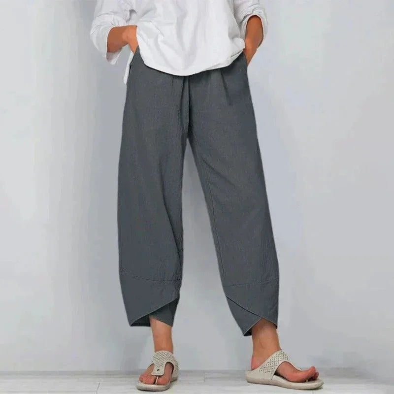 Stylish women's wide-leg cropped pants, offering a relaxed fit for versatile spring and summer comfort.