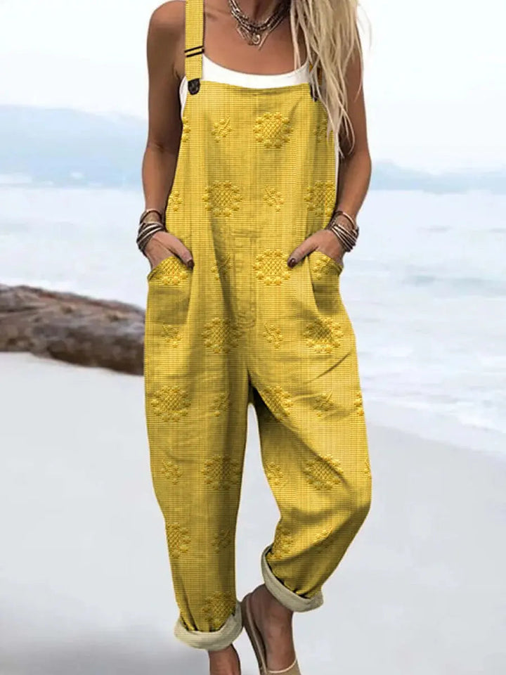Casual women's wide-leg jumpsuit, relaxed fit for ultimate comfort. Features adjustable straps & handy pockets.