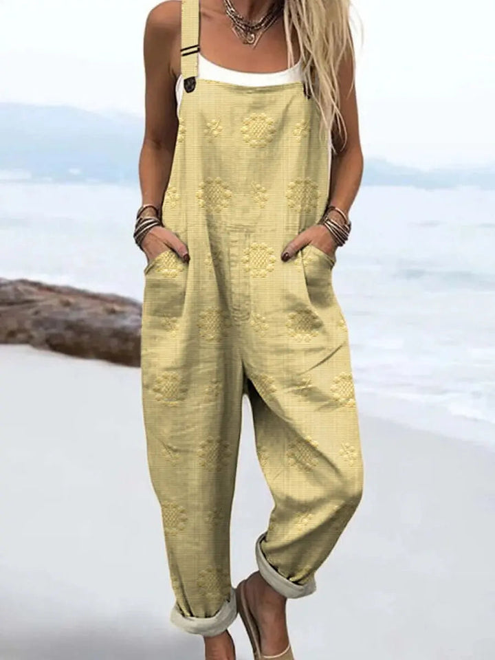 Chic women's wide-leg jumpsuit, perfect for casual outings. Features adjustable straps, relaxed fit, and pockets.