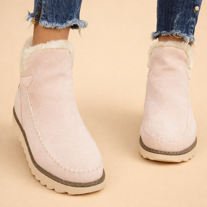 Women's retro platform snow boots in a cozy style, perfect for warmth & comfort in cold winter weather.