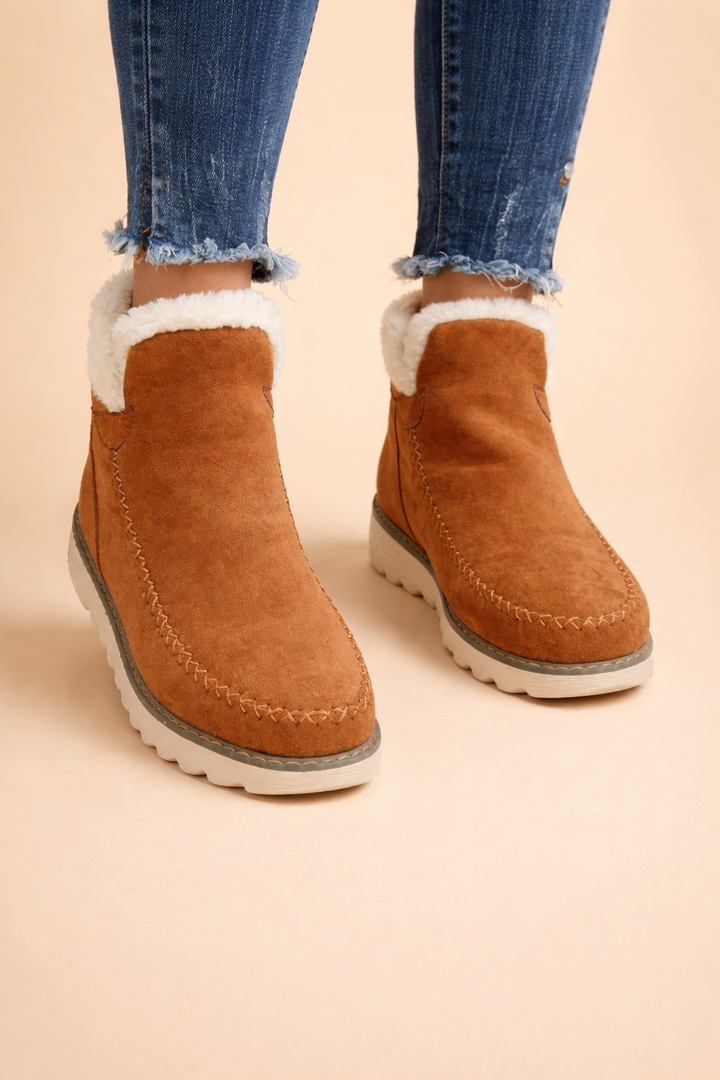 Cozy women's retro platform snow boots for ultimate warmth & casual winter style. Comfortable fall & cold weather footwear.