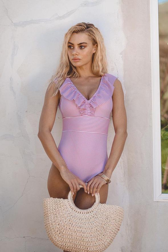 Must-have women's retro striped swimsuit, classic one-piece beachwear, perfect for summer vacation.