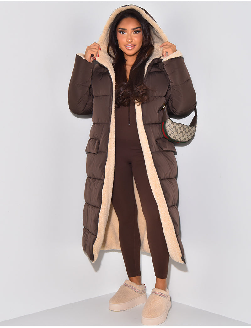 Warm women's long hooded puffer coat, ideal for severe cold, featuring a comfortable reversible design.