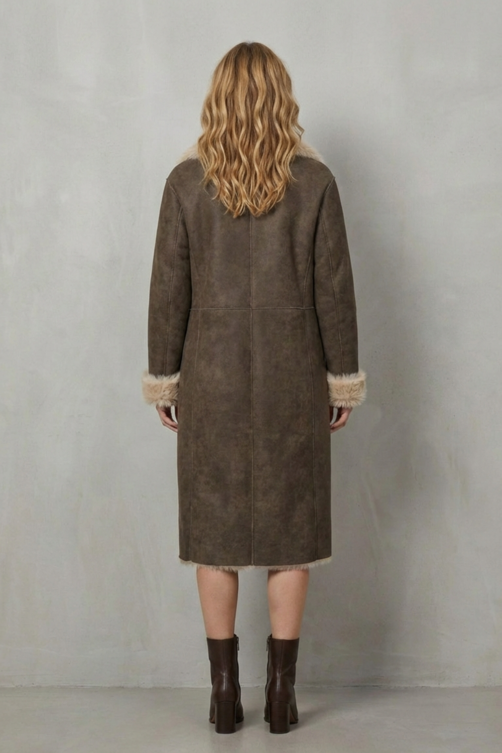 Warm & versatile women's winter coat, reversible with an elegant textured design for everyday wear.