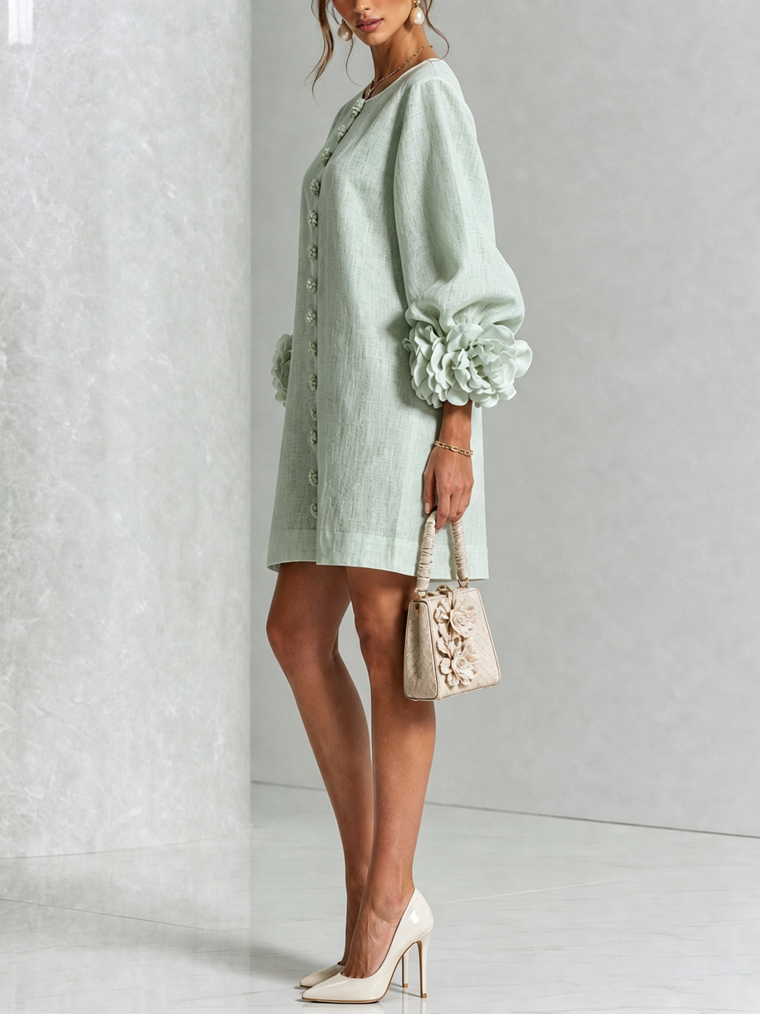 Casual spring/summer mini shift dress for women, round neck, long voluminous sleeves.