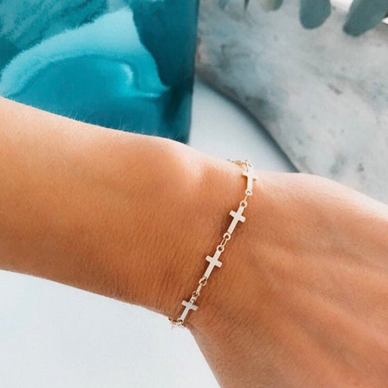 Adjustable silver snake chain bracelet for women, a stylish and delicate piece of jewelry.