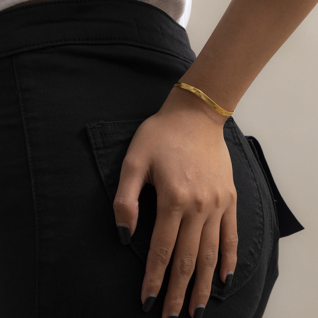 Fashionable silver snake chain bracelet for women, sleek design and adjustable for comfort.