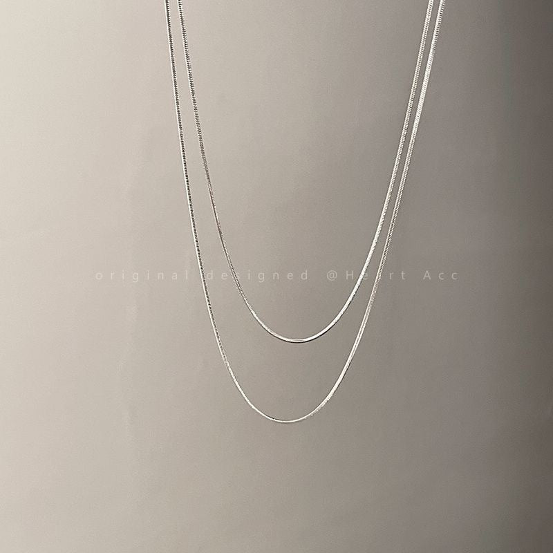 Beautiful women's layered chain necklace, sleek gold and silver tones, a modern and elegant jewelry accessory.
