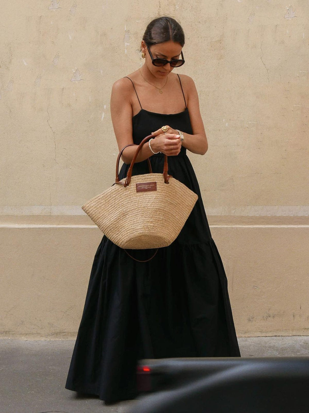 Elegant women's sleeveless backless midi dress. Ideal for summer vacations, beach outings, or chic casual wear.