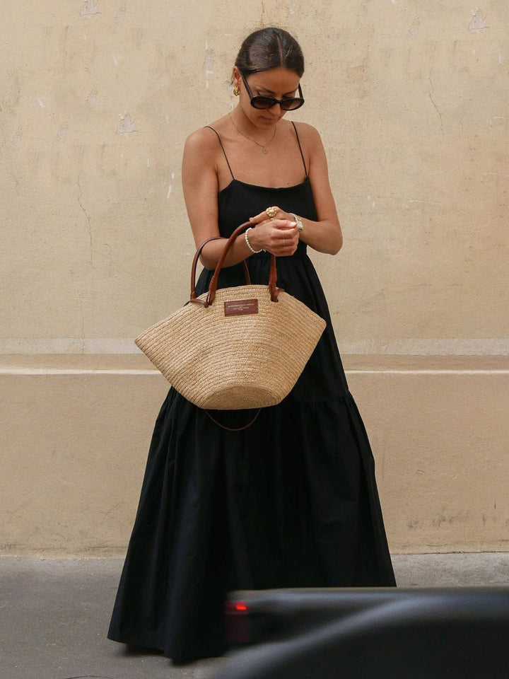 Elegant women's sleeveless backless midi dress. Ideal for summer vacations, beach outings, or chic casual wear.