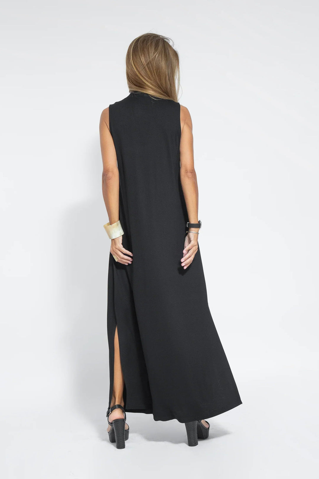 Elegant women's flowing maxi evening dress with a chic V-neck & sleeveless design.