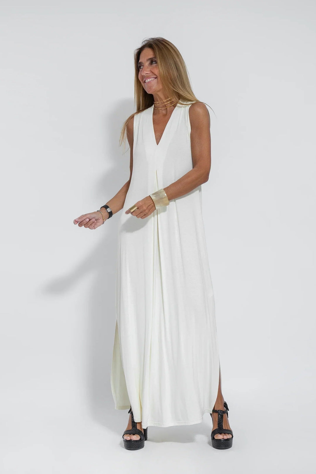 Stylish women's flowing maxi dress, sleeveless V-neck for evening events.
