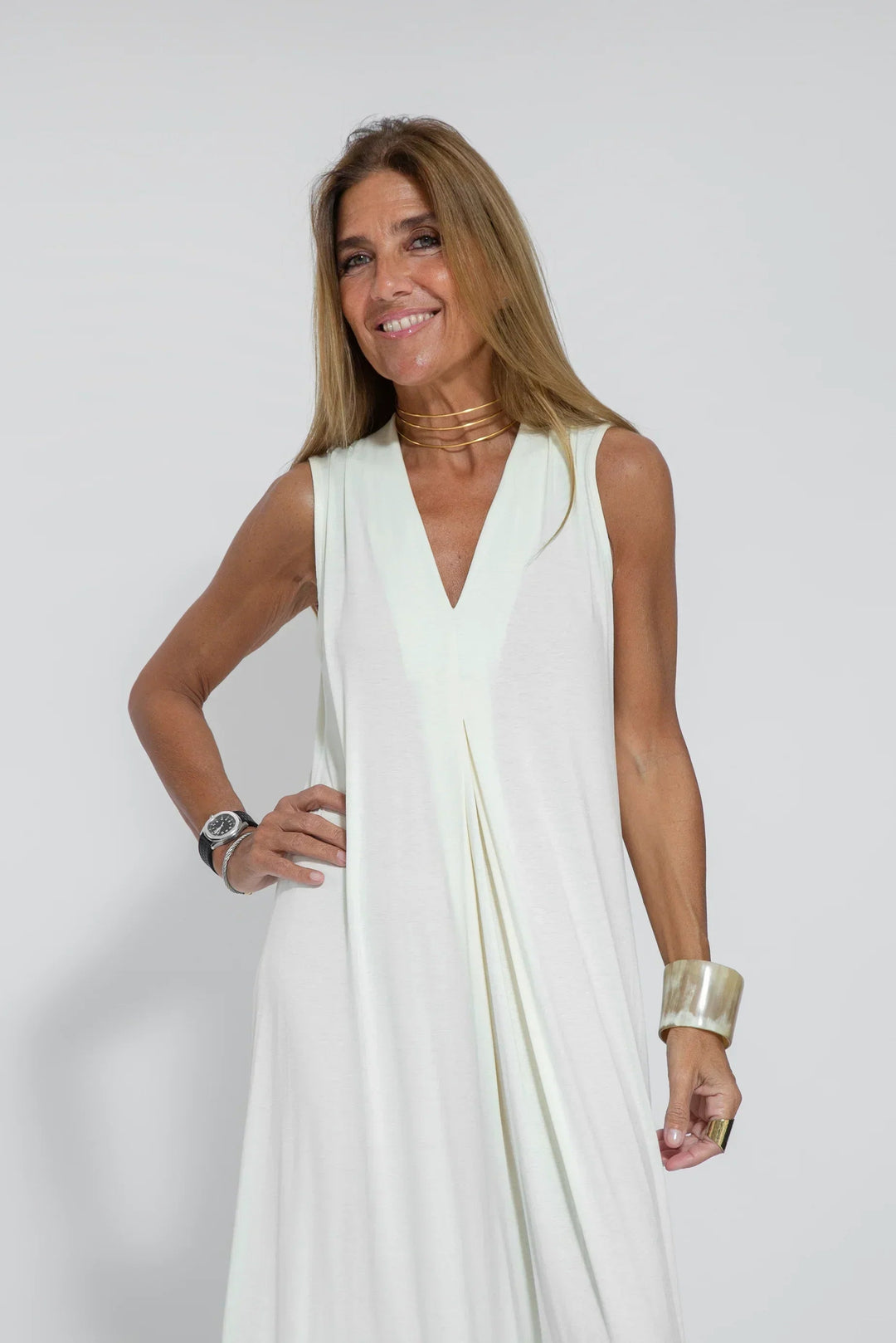 Versatile women's sleeveless V-neck flowing maxi dress, ideal for any elegant occasion.