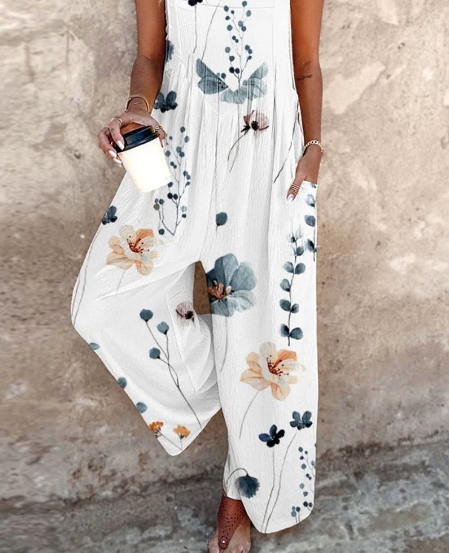 Stylish women's floral sleeveless wide-leg jumpsuit, a comfortable and chic one-piece for summer fashion.