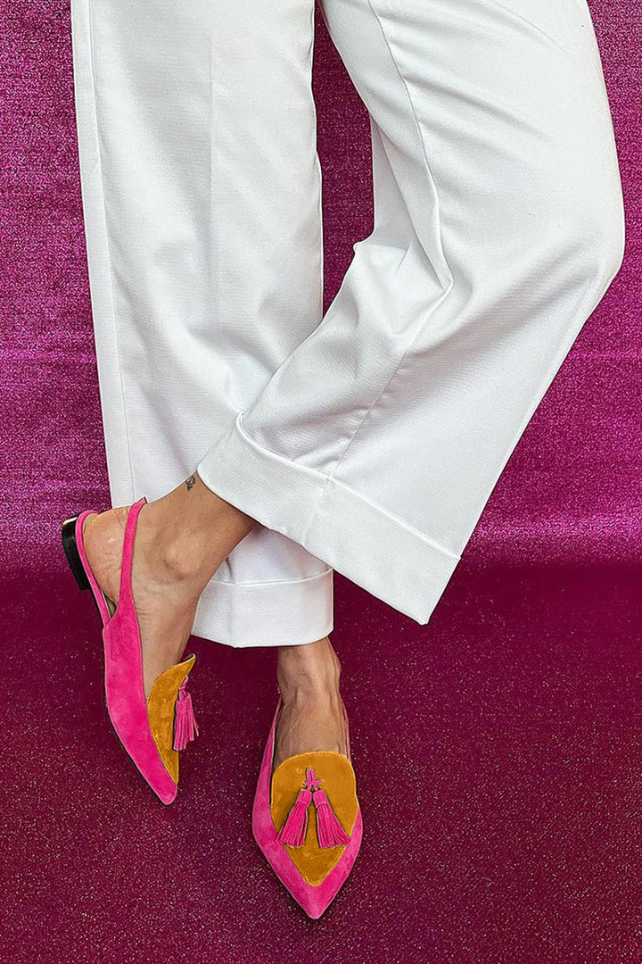Stylish green women's slingback loafers, featuring a chic pointed toe and playful tassel detail. Comfortable flat dress shoes.
