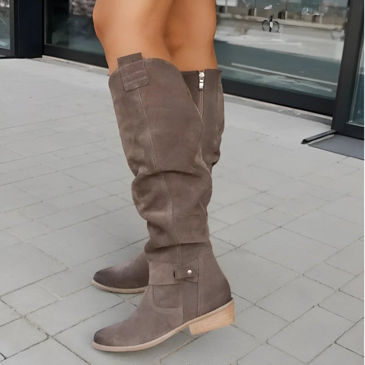 Comfortable women's over-the-knee slouchy boots featuring a block heel, a must-have for winter and autumn footwear.