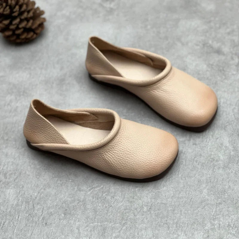 Stylish women's round-toe flat sandals, perfect for versatile summer and spring fashion.