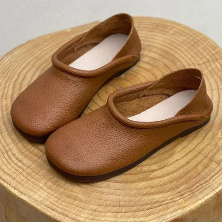 Everyday women's slip-on flat sandals, providing comfort and chic style for any casual look.