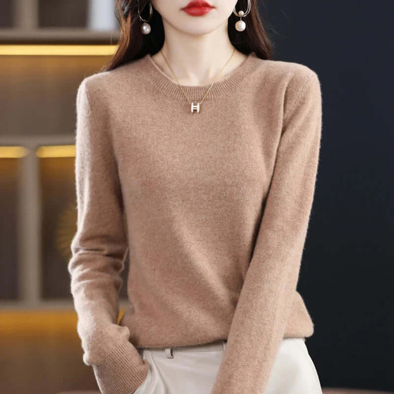 Warm & versatile women's sweater, elegant long sleeve for winter comfort.