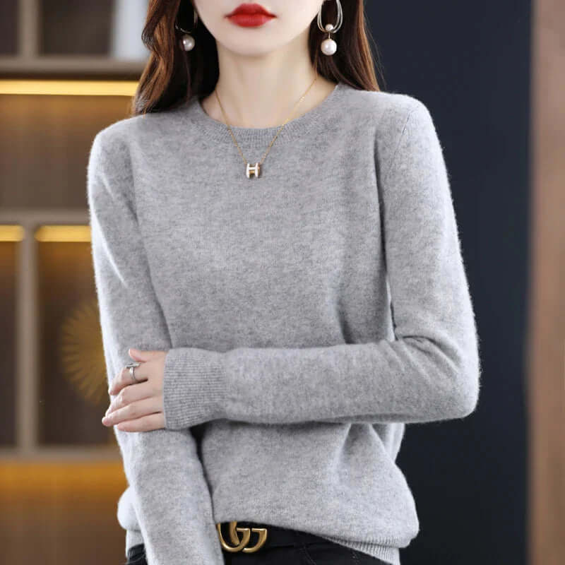 Versatile women's winter sweater, warm & stylish long sleeve for everyday comfort.