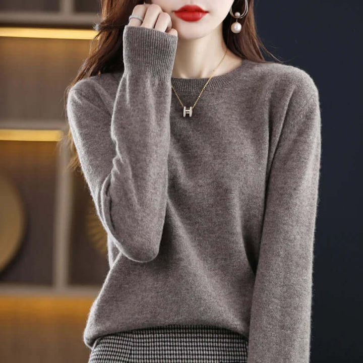 Soft & elegant women's pullover sweater, cozy for everyday autumn/winter style.