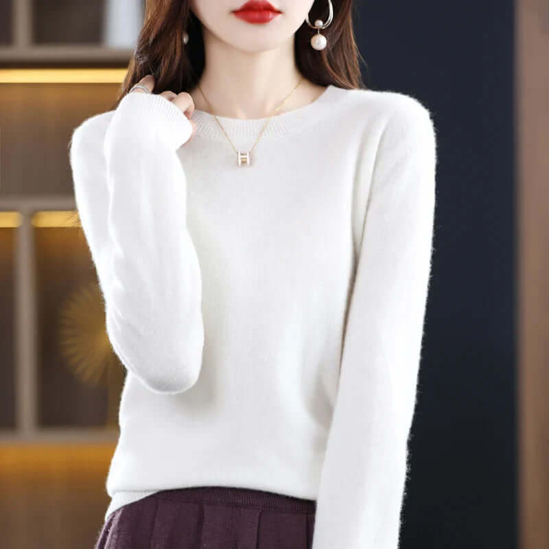 Comfy & stylish women's long sleeve sweater, perfect for casual autumn days.