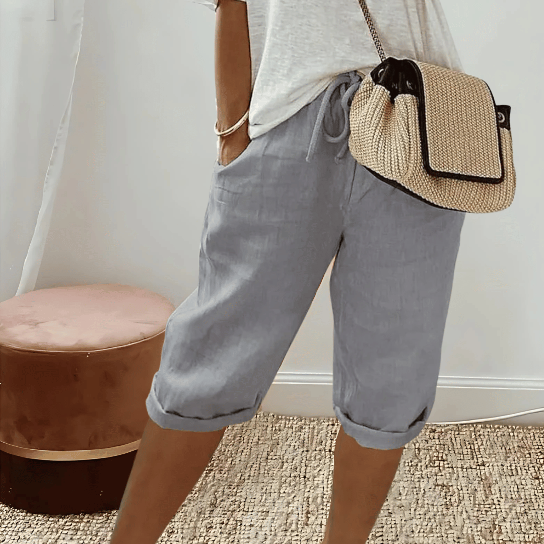 Casual women's knee-length harem shorts featuring a high waist drawstring & practical pockets. Effortless everyday wear.