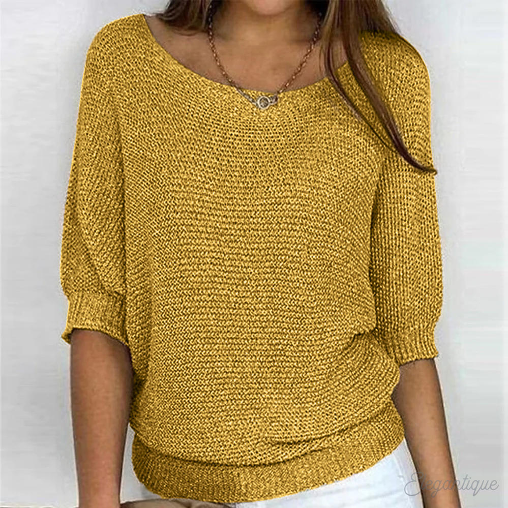 Stylish women's loose fit oversize sweater, a comfortable long sleeve jumper for winter fashion.