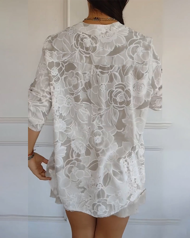 Chic women's floral blouse, long sleeve, perfect for a sophisticated and comfortable look.
