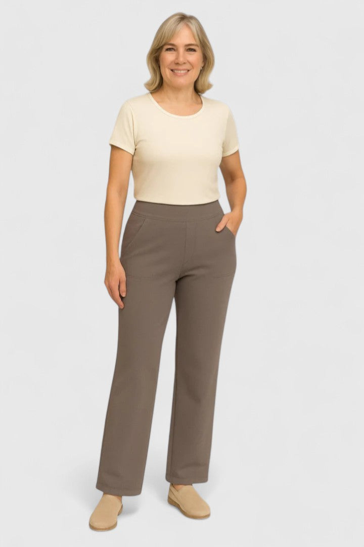 Elegant pull-on women's trousers with pockets, offering a comfortable, chic and practical addition to any wardrobe.