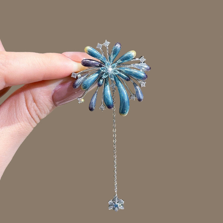 Fashionable women's sparkling flower brooch, versatile pendant design, perfect for outfits & gifts.