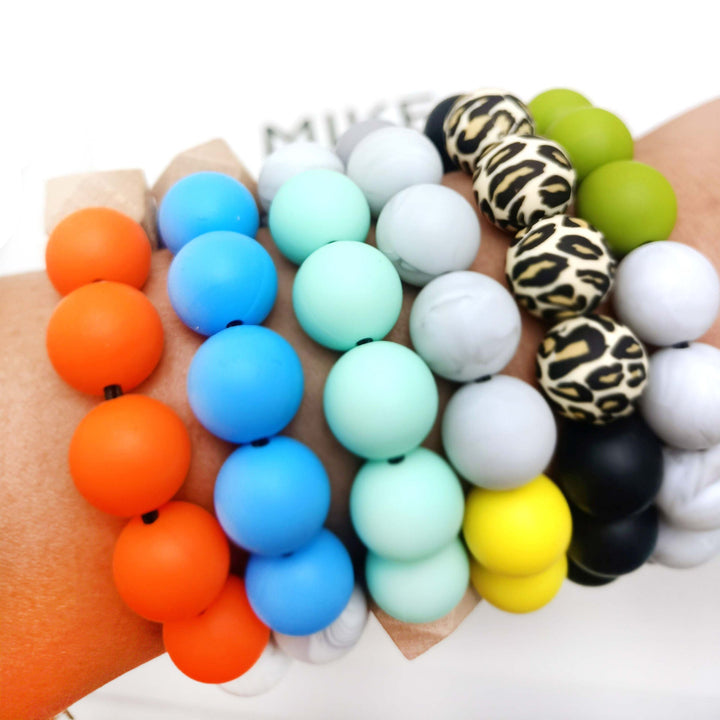 Bold statement necklace for women, multi-color beaded accessory, adds a vibrant touch.