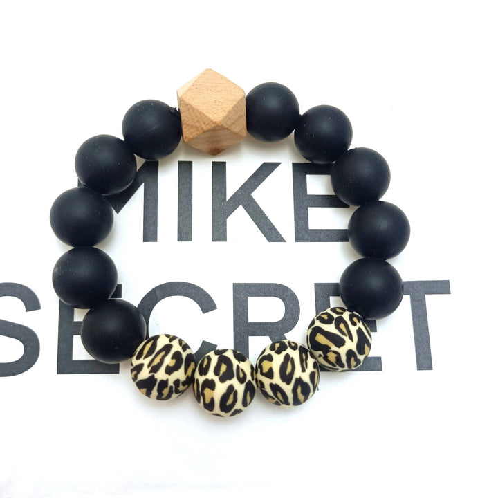 Fashionable beaded statement necklace for women, eye-catching colorful design.