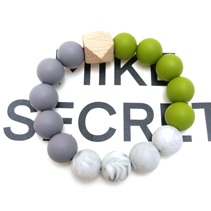 Versatile statement necklace for women, vibrant beaded fashion accessory, perfect for a bold style.