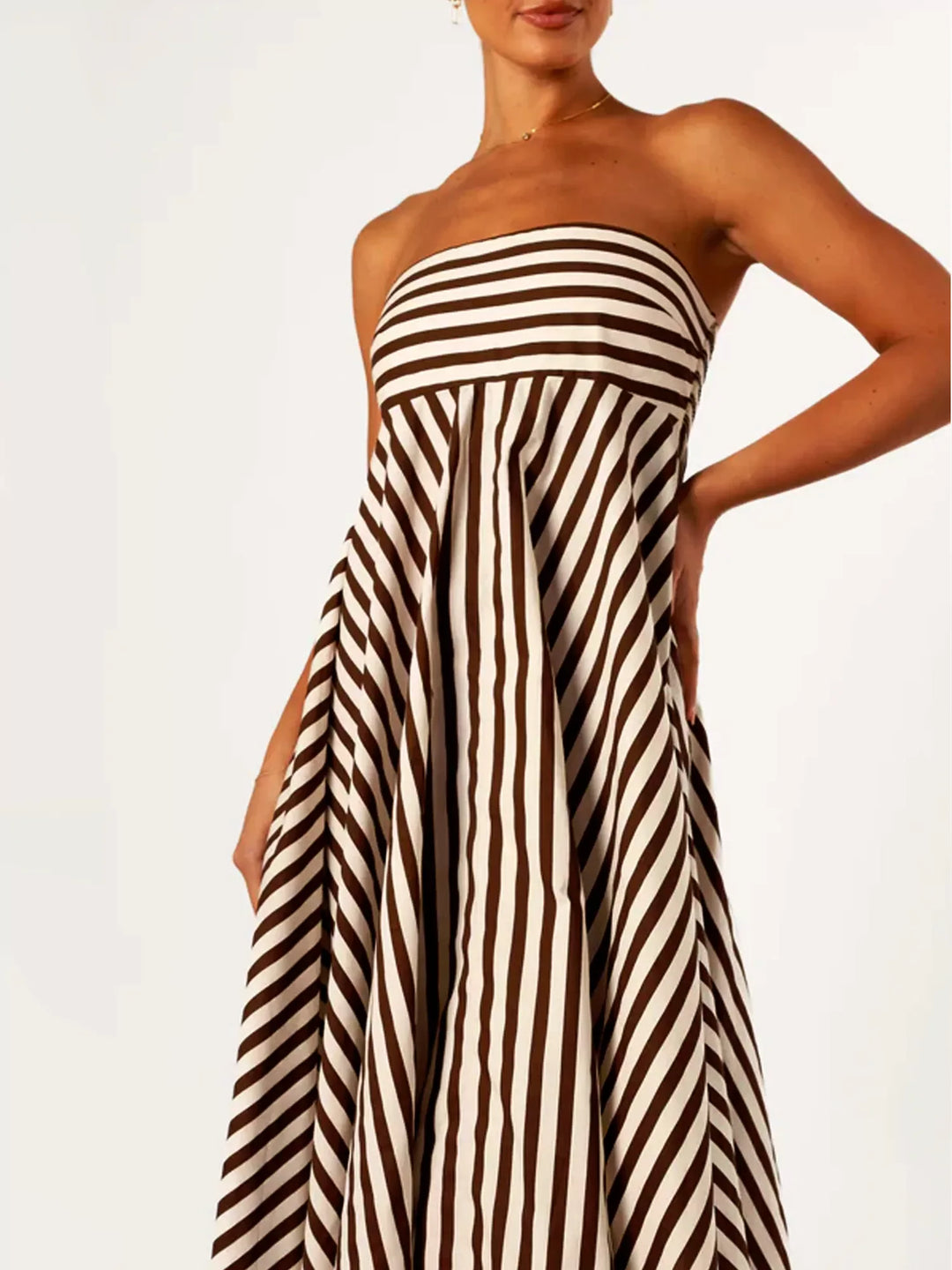 Chic women's strapless maxi dress with flowing diagonal stripes, perfect for elegant evening wear.
