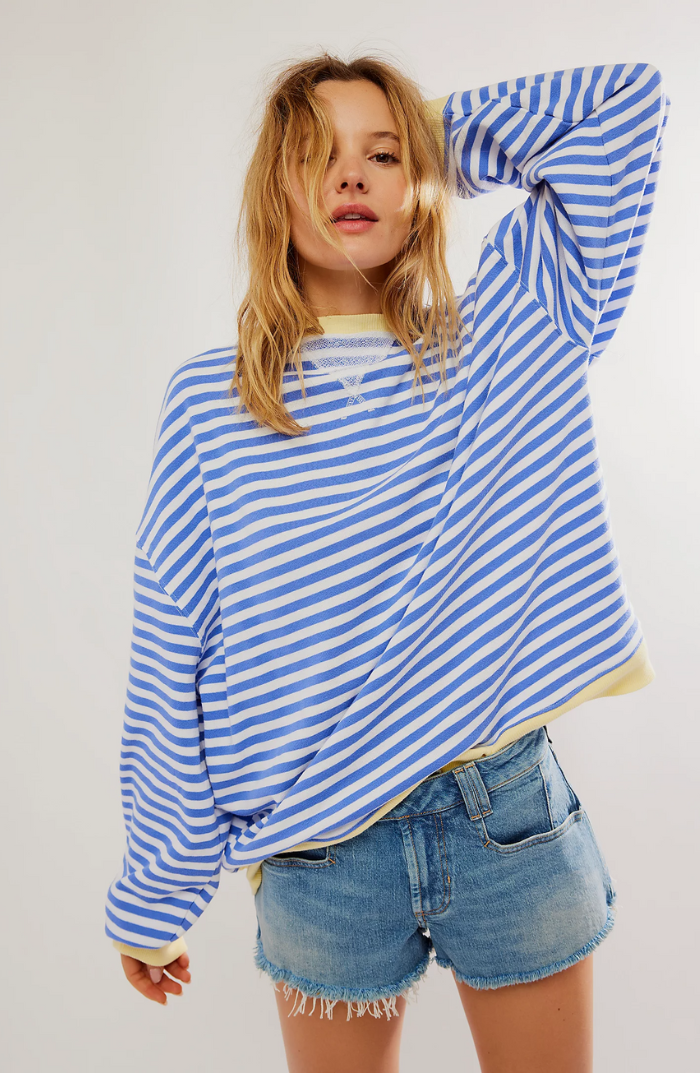 Fashionable women's striped crewneck sweater, a versatile pullover for chic and comfortable style.