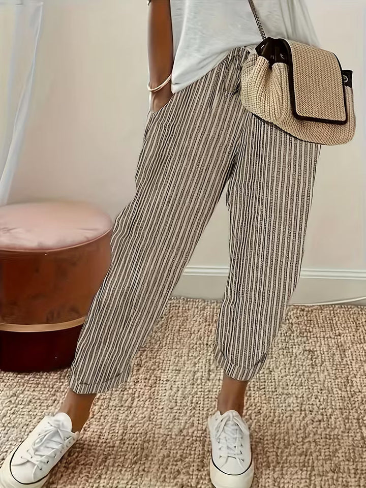 Comfortable women's wide-leg striped pants, ideal for casual outfits and stylish summer fashion. Elastic waist.
