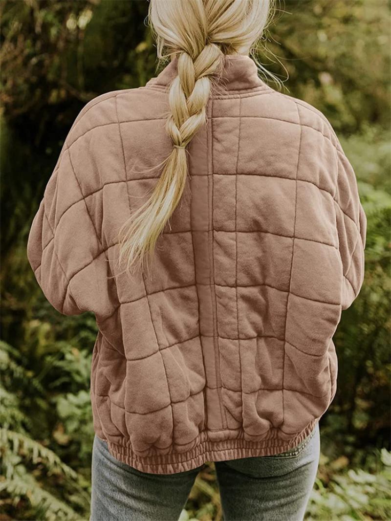 Fashionable women's quilted zipper jacket, an ideal lightweight and chic outer layer for diverse occasions.