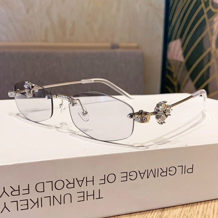 Stylish women's summer accessory: geometric golden accent sunglasses with UV protection.