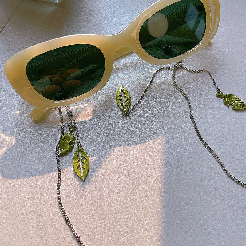 Decorative women's glasses chain, a practical fashion accessory featuring a unique nature-inspired leaf motif.