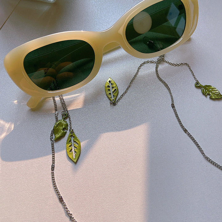Decorative women's glasses chain, a practical fashion accessory featuring a unique nature-inspired leaf motif.