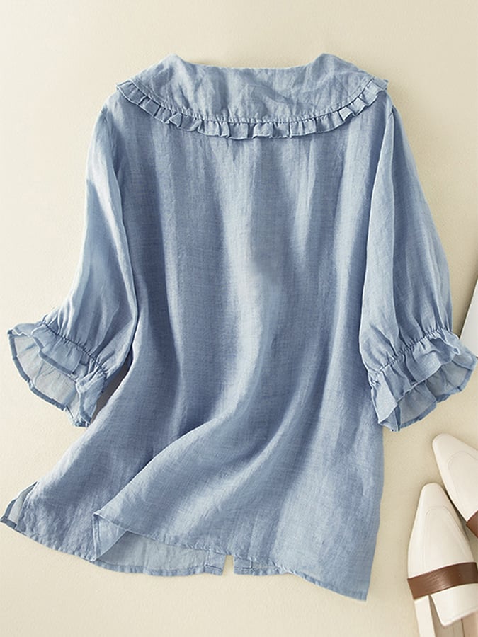 Casual women's ruffled neck blouse. Loose fit and stylish, perfect for a chic and comfortable outfit.