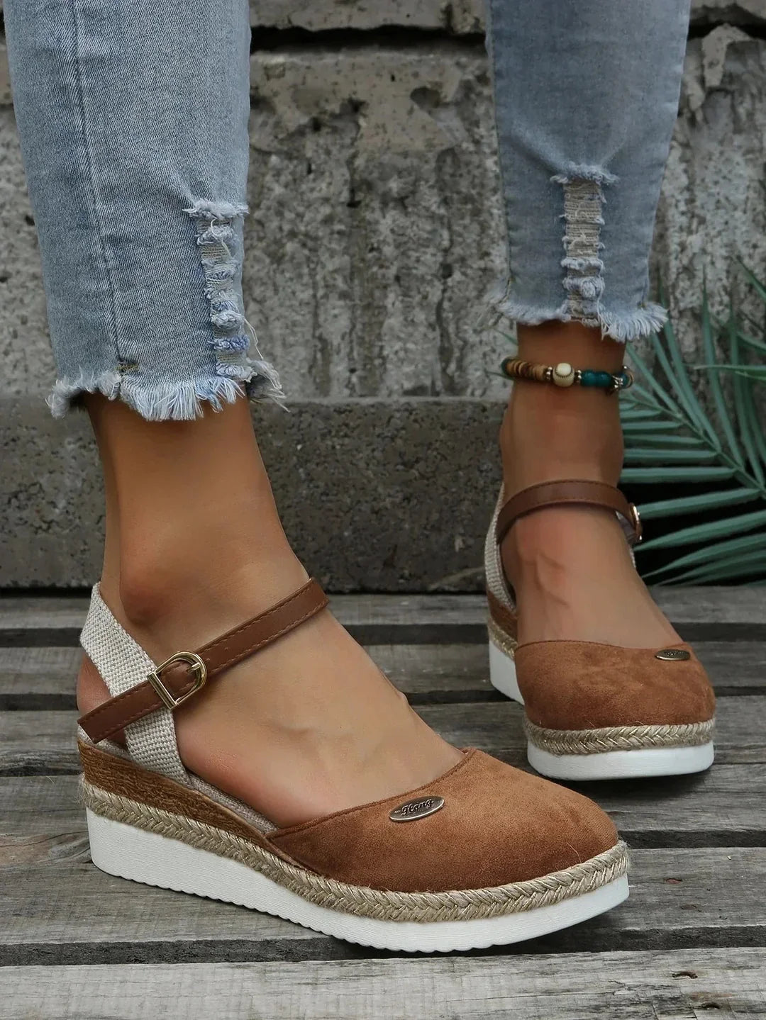 Comfortable women's walking sandals, featuring orthopedic design and adjustable arch support.