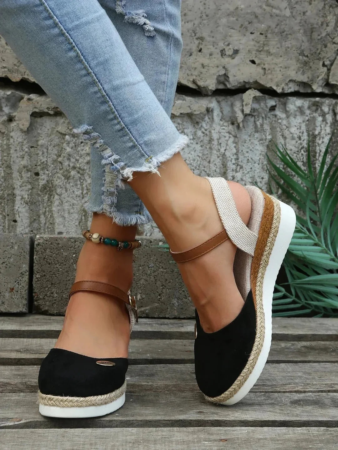 Women's orthopedic support sandals with adjustable straps, ideal for foot health and summer style.