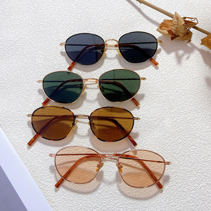 Chic women's oval glasses featuring lightweight, elegant frames for comfortable daily wear. Fashion eyewear.