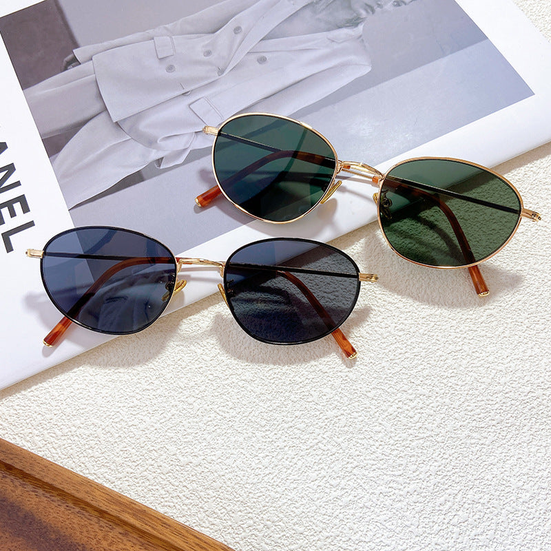 Fashion-forward women's oval glasses. These chic, lightweight frames are ideal for stylish daily wear.